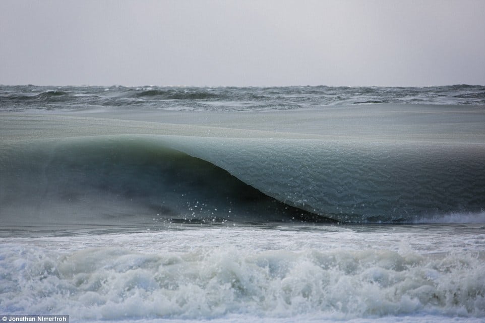 tilestwra.gr | Πάγωσαν τα κύματα έτσι όπως έβγαιναν στην ακτή! Ένα φαινόμενο που δεν έχει ξαναγίνει!